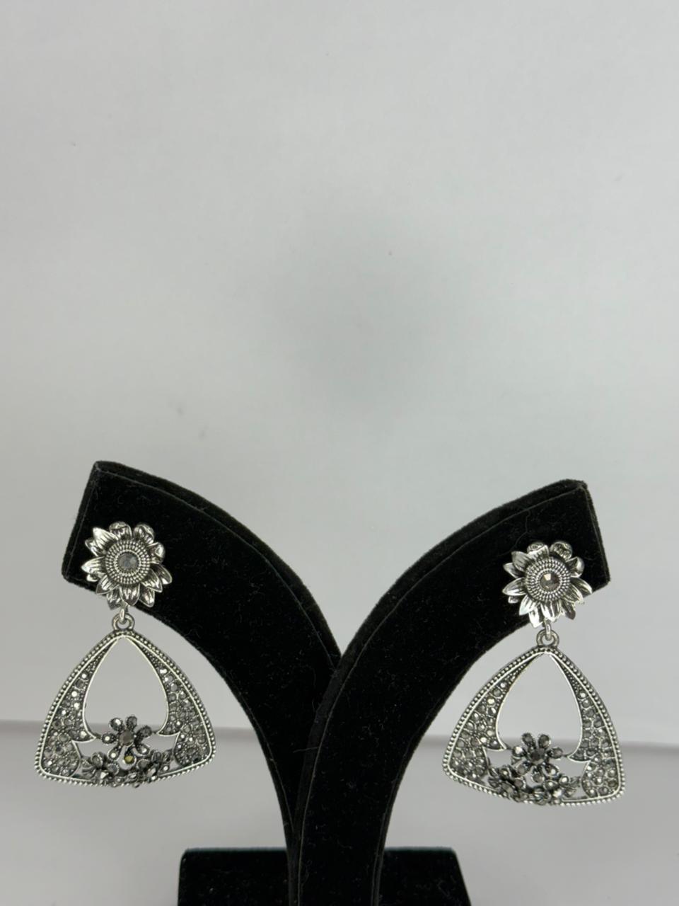 Kashvi Floral Frame Earrings